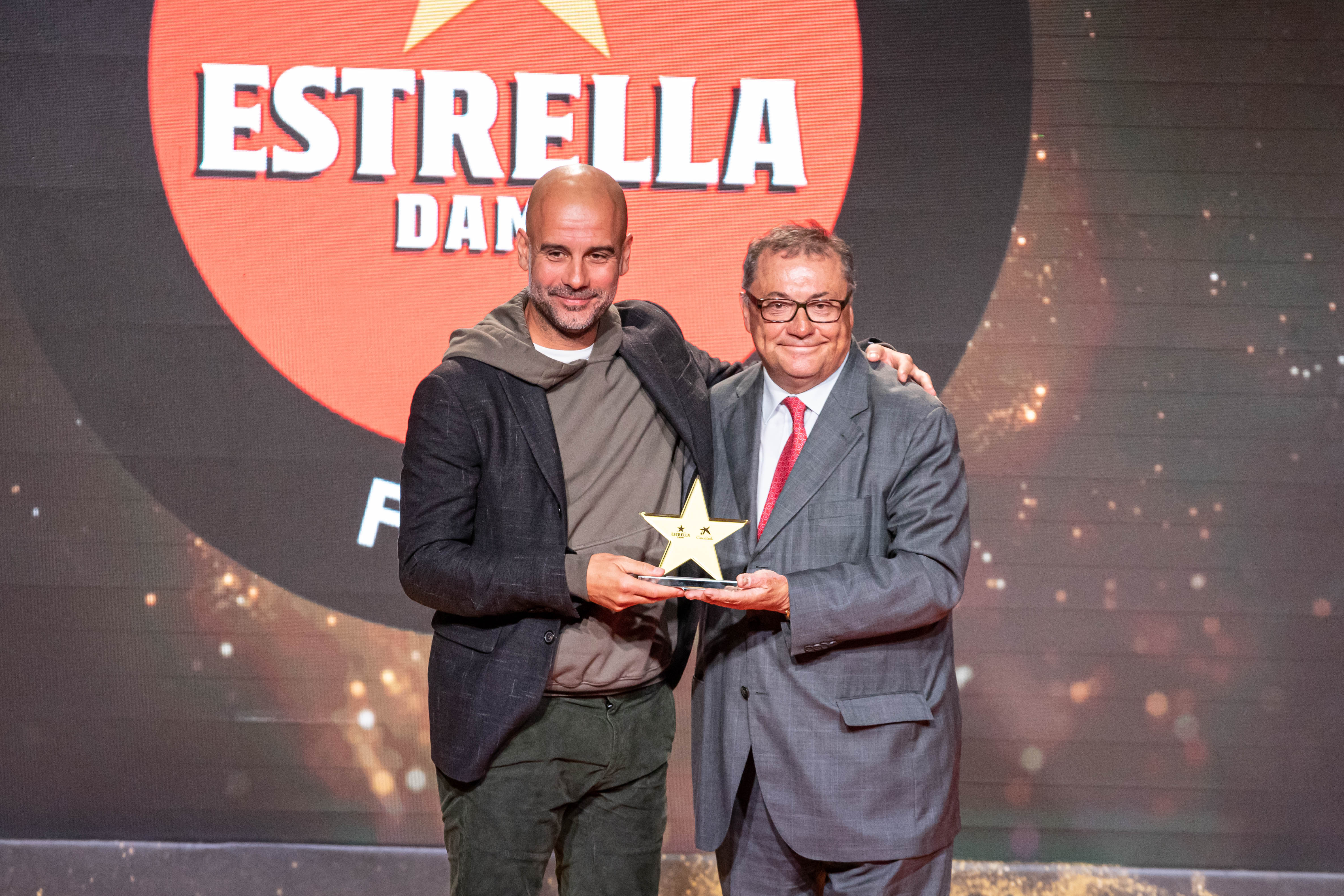 Pep Guardiola rep el premi al Millor Entrenador en la 10ª edició de la Gala de les Estrelles del Futbol Català