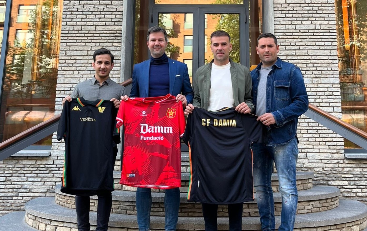 El Club de Futbol Damm i el Venezia FC signen un conveni de col·laboració
