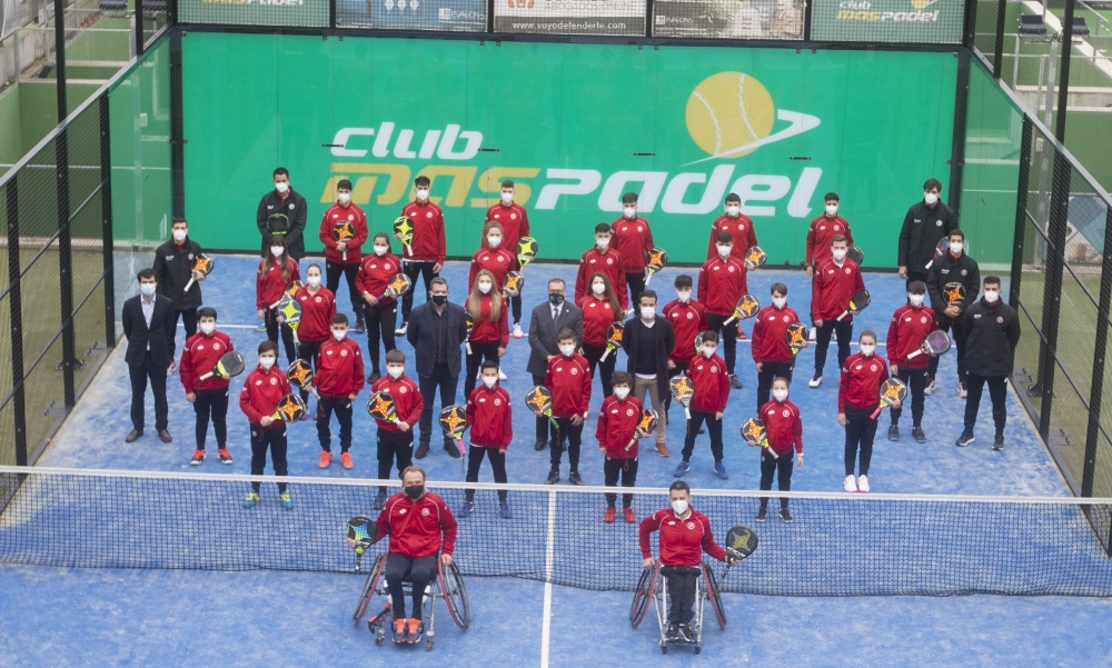 El Club de Pàdel Damm lliura les beques al seus jugadors i jugadores