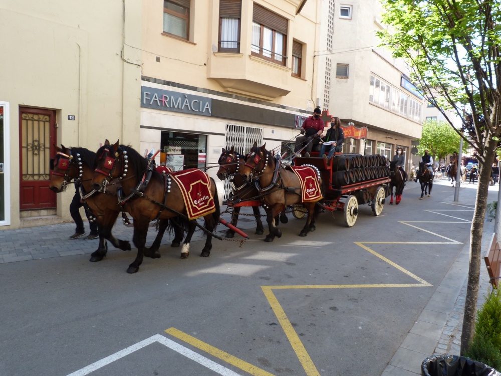 El carro de barricas de la Fundación Damm vuelve a celebrar los Tres Tombs