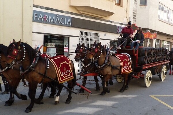 El carro de barricas de la Fundación Damm vuelve a celebrar los Tres Tombs