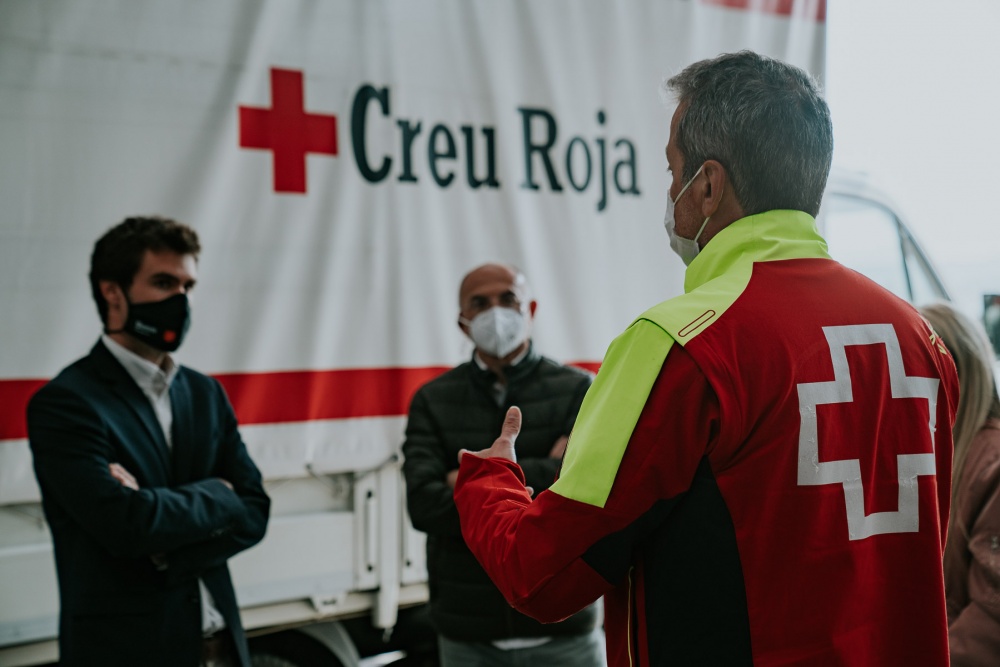 La Fundació Damm dona tovalloles i samarretes a Creu Roja