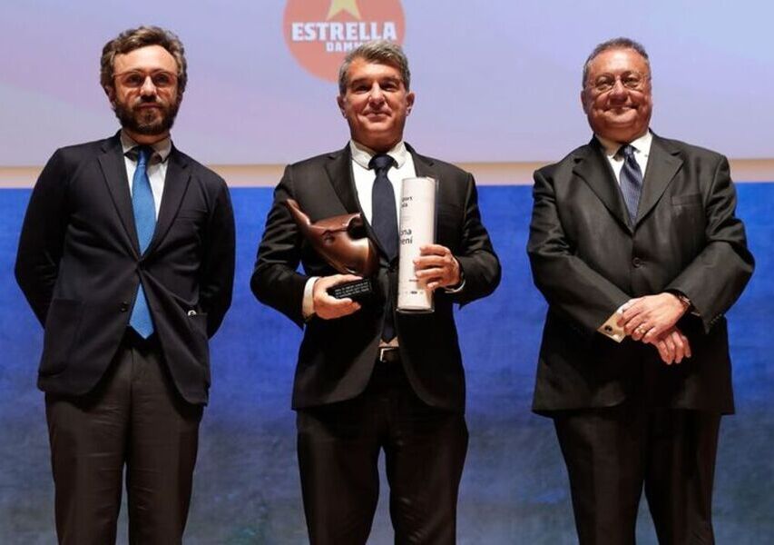Ramon Agenjo entrega el premi al Barça Femení com el Millor Equip del 2020