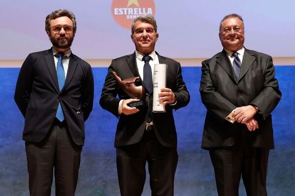 Ramon Agenjo entrega el premio al Barça Femenino como el Mejor Equipo del 2020