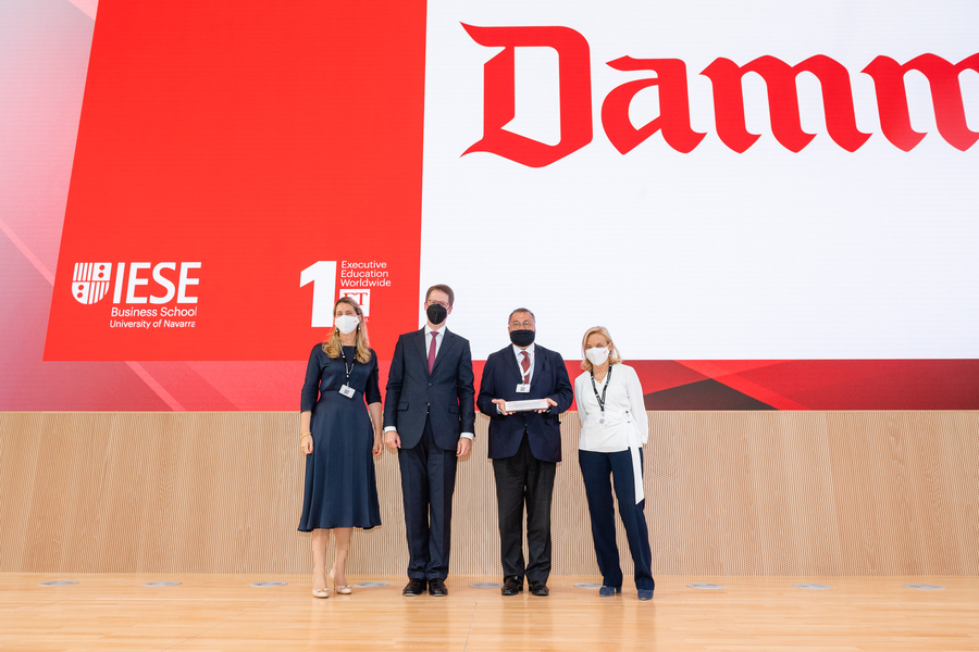 Ramon Agenjo recoge el reconocimiento a Damm por los más de 30 años de colaboración con IESE