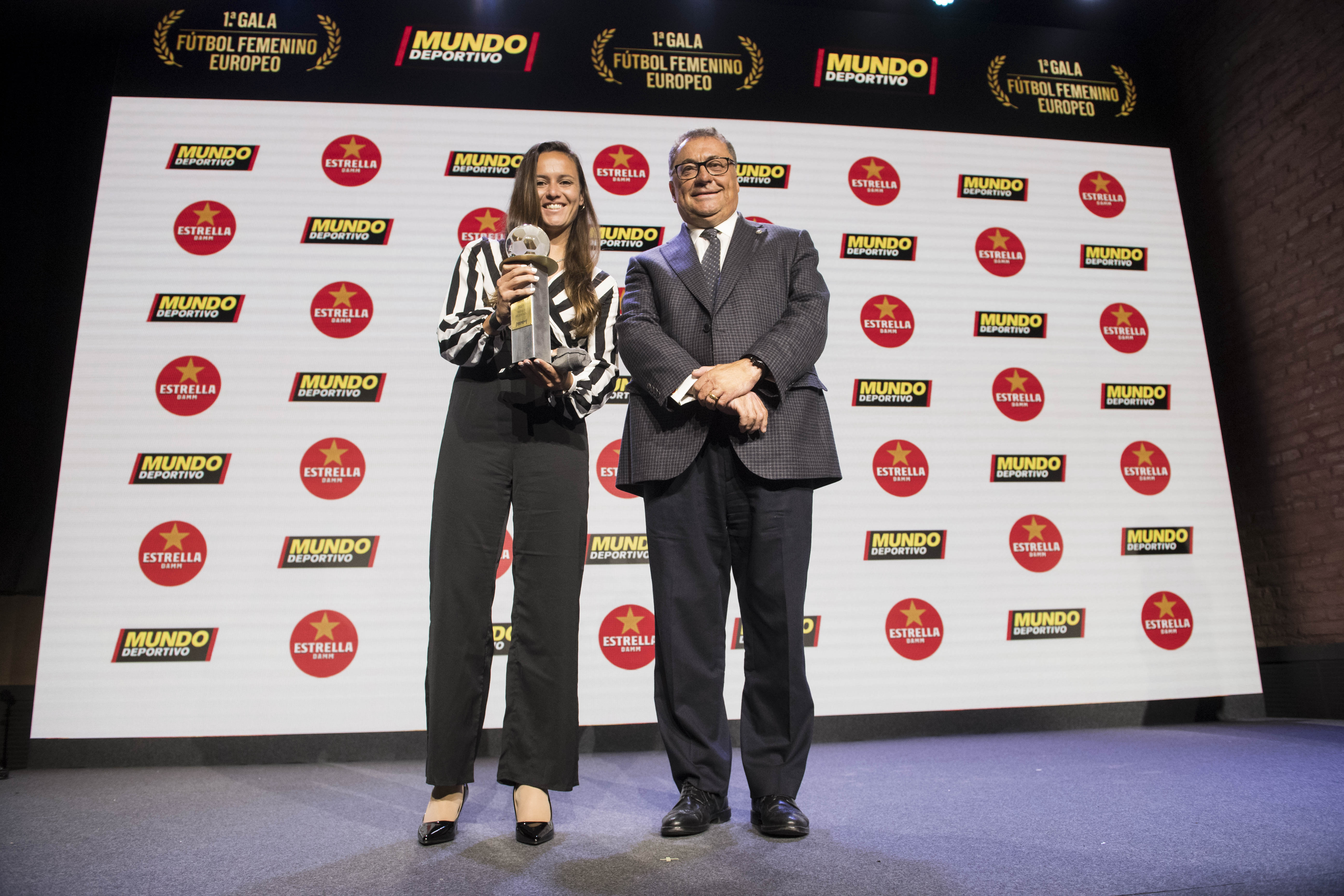 Ramon Agenjo entrega el Trofeo al Mejor Gol a Flor Bonsegundo