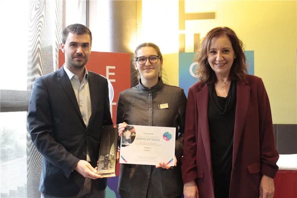 La Fundació Damm premia amb una beca educativa la guanyadora del Concurs de Serveis de Restauració del CETT