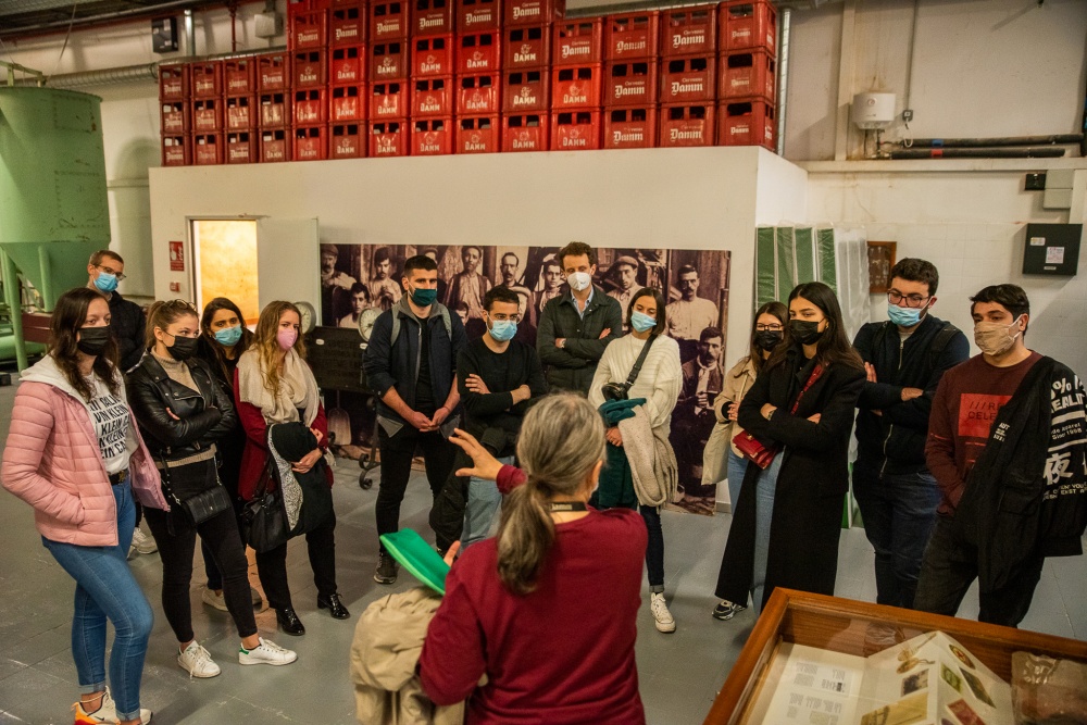 L’Arxiu Històric de Damm rep la visita d’un grup d’estudiants de TBS Education 