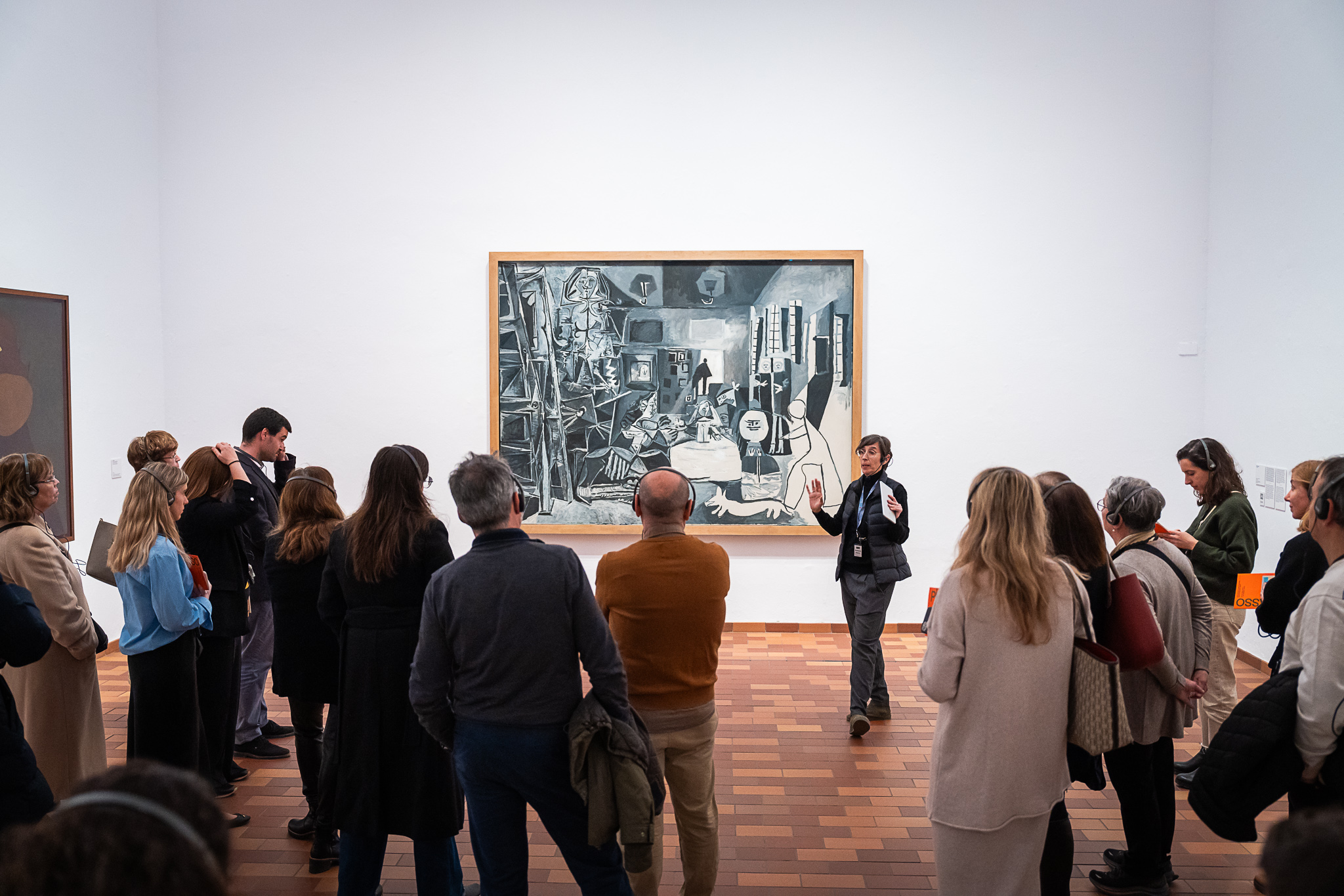Col·laboradors i col·laboradores de Damm visiten l’exposició Miró-Picasso a la Fundació Joan Miró