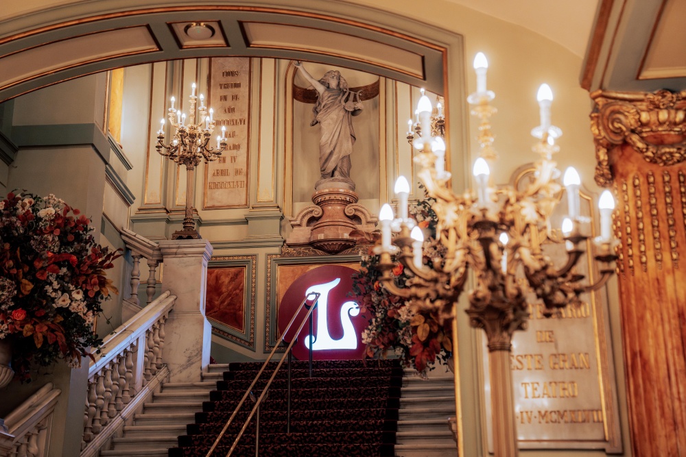 La Fundació Damm convida els col·laboradors i col·laboradores de Damm a gaudir de ‘Maria Callas. Una tragèdia grega’ al Liceu