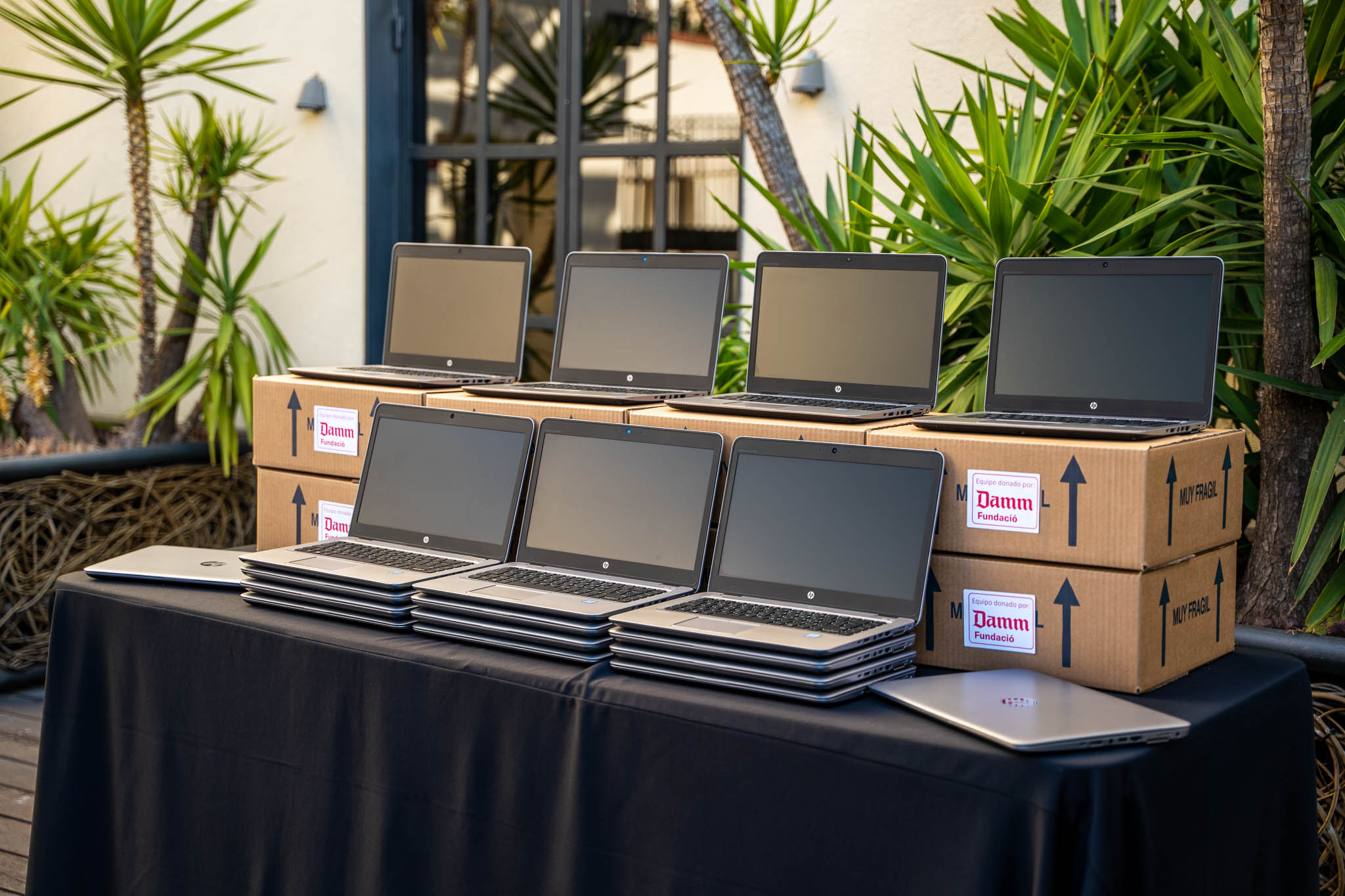 La Fundació Damm dona 40 ordinadors portàtils a NASCO Feeding Minds
