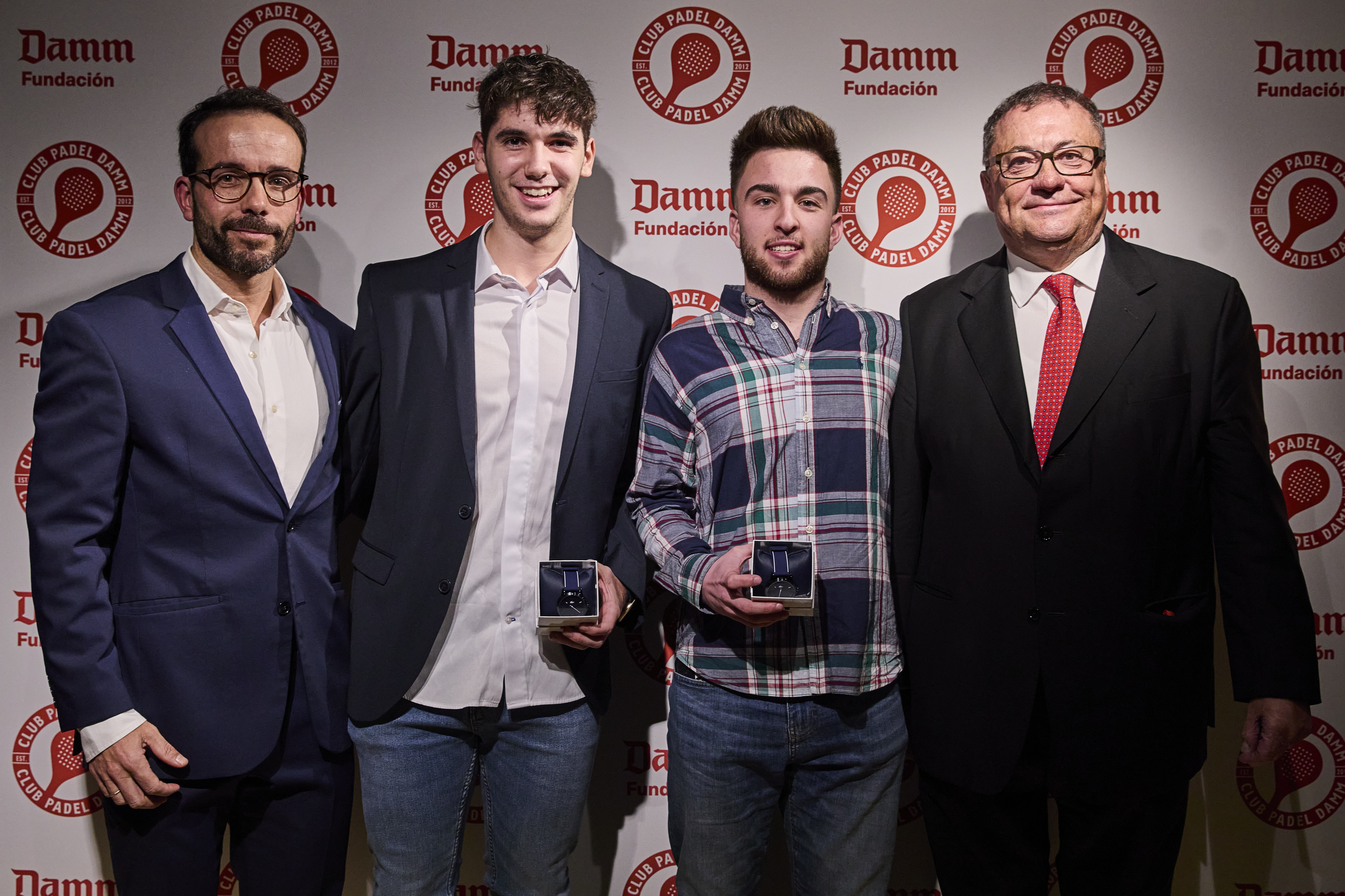 Darío Fernández y Dani Santigosa reciben su obsequio de despedida.