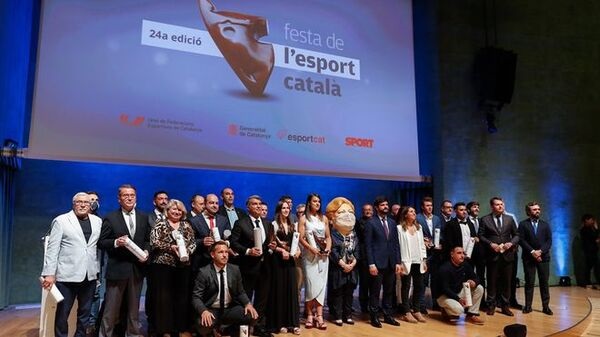 Ramon Ajenjo entrega el premi al Barça Femení com el Millor Equip del 2020